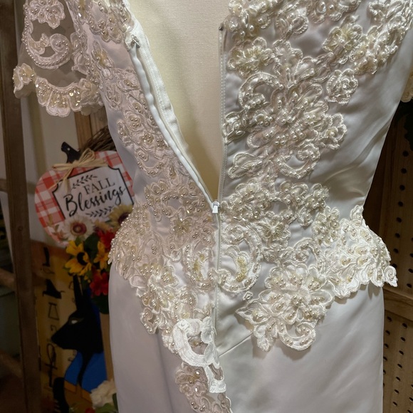 Alfred Angelo Wedding Dress - Picture 4 of 10